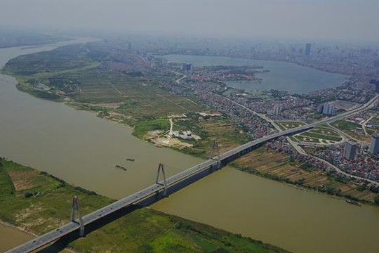 Quản lý đất đai ven sông Hồng: Sớm phê duyệt quy hoạch để giảm hệ lụy