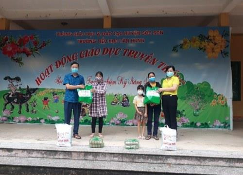 Huyện Sóc Sơn tặng quà cho trẻ em khó khăn do ảnh hưởng của dịch covid 19