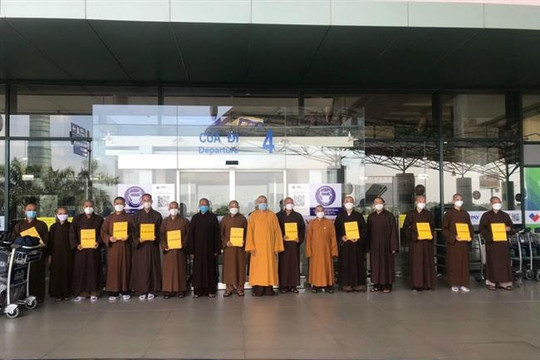 Giáo hội Phật giáo tiễn đoàn sư tăng đầu tiên tình nguyện vào Nam chống dịch