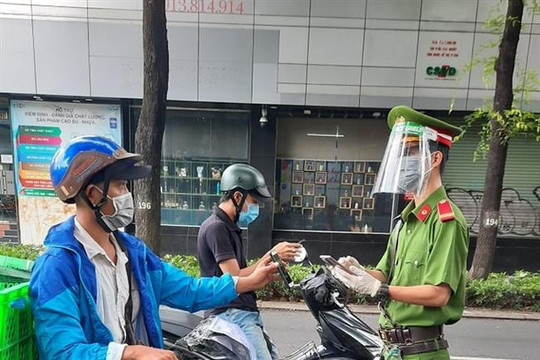 Cấp giấy đi đường gắn QR code: Hình thức hạn chế quyền đi lại phù hợp Hiến pháp và pháp luật Việt Nam