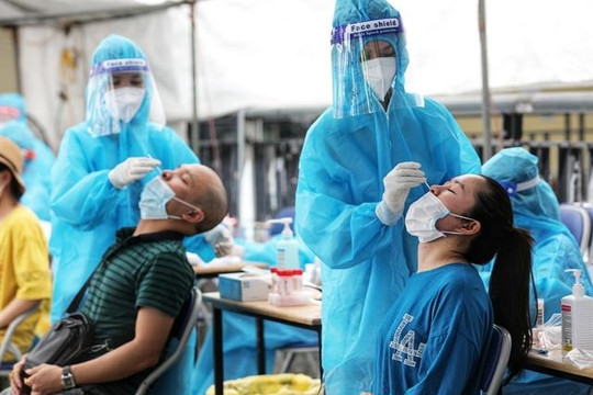 Hà Nội: Tăng cường xét nghiệm diện rộng, tiêm chủng vắc xin phòng, chống COVID-19 cho người dân trên địa bàn Thành phố