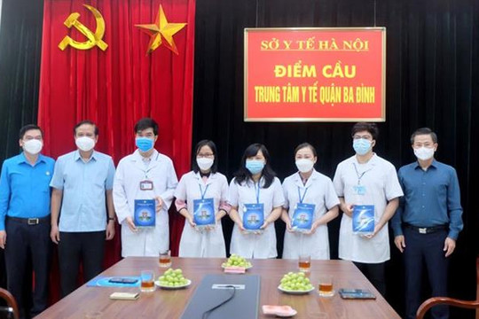 Công đoàn Hà Nội trao quà, động viên người lao động và lực lượng tham gia phòng, chống dịch