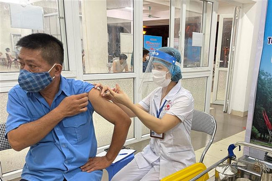 Hà Nội tăng tốc tiêm vắc xin phòng Covid-19, người dân được tiêm vào buổi tối
