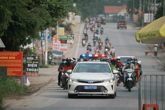CSGT Hà Nội hỗ trợ hàng trăm người từ vùng dịch phía Nam vững tâm qua Thủ đô