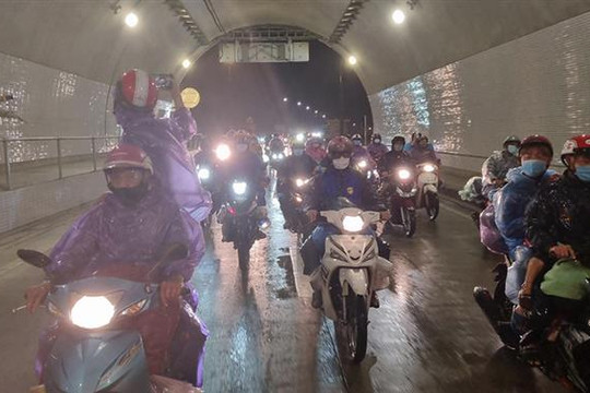 Lần đầu tiên mở cửa hầm đường bộ Hải Vân cho người dân đi xe máy về quê