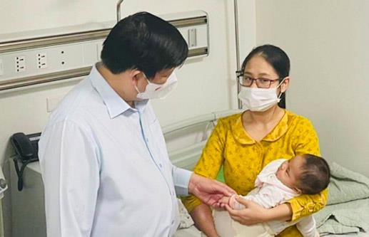 Bộ Y tế yêu cầu xác minh nguyên nhân dẫn tới tiêm nhầm vắc xin cho 18 trẻ ở huyện Quốc Oai