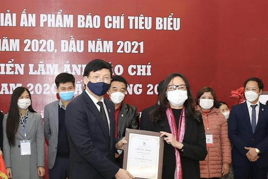 Người Hà Nội đoạt giải B bìa báo Tết ấn tượng năm 2021