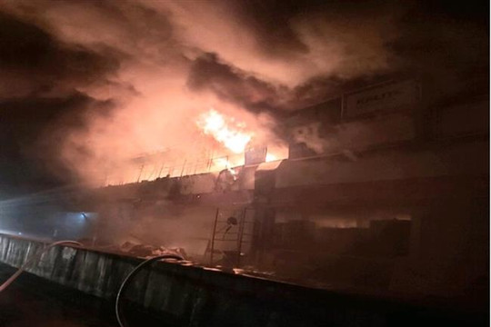 Hà Nội: Cháy lớn ở cửa hàng đồ gia dụng, cảnh sát cứu thoát 1 người mắc kẹt