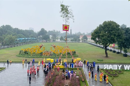 Dựng cây nêu đón Tết ở Hoàng thành Thăng Long