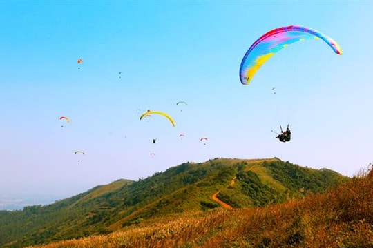 Trải nghiệm bay dù ở đồi Bù