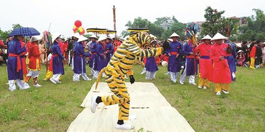 Chúa sơn lâm trong hội làng Hà Nội