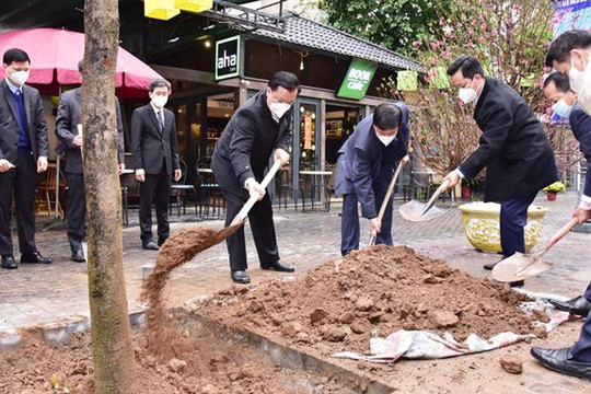 Bí thư Thành ủy Hà Nội Đinh Tiến Dũng dự phát động Tết trồng cây tại quận Hoàn Kiếm