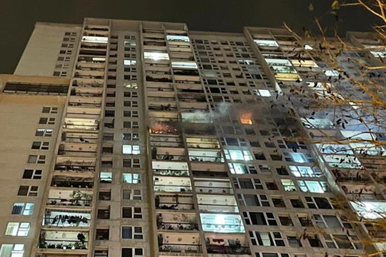 Tiếp cận thang bộ chữa cháy chung cư cao tầng lúc nửa đêm