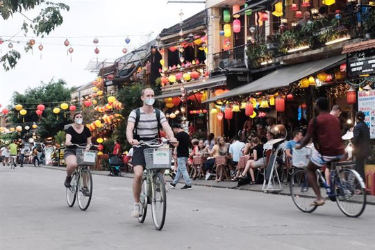 Việt Nam mở cửa đón khách quốc tế, cổ phiếu du lịch có "cất cánh"?