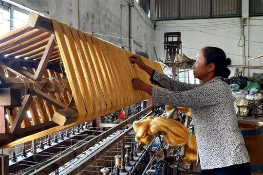 Người dân Phùng Xá gìn giữ nghề dệt lụa truyền thống