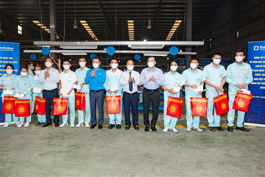 Chủ tịch UBND TP Hà Nội thăm và tặng quà công nhân lao động Eurowindow