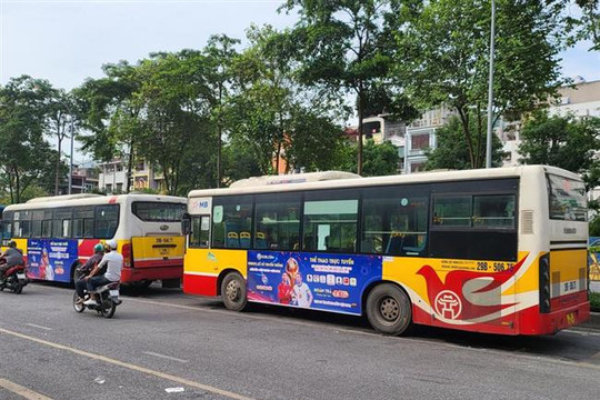 Kiểm tra loạt xe buýt dán quảng cáo trang website cá độ ở Hà Nội