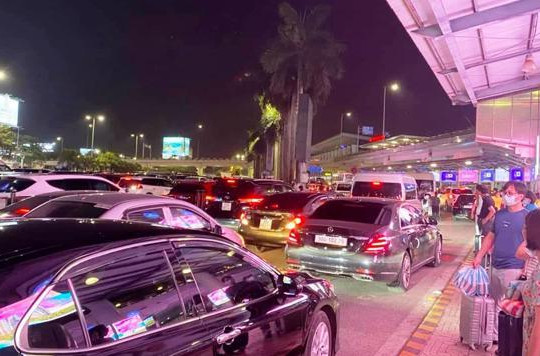 Xe đưa đón khách “làm loạn” tại sân bay Nội Bài: Cần xử lý nghiêm