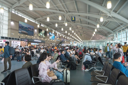 Hơn 58% khách chọn du lịch bằng máy bay, hạ tầng sân bay có đáp ứng đủ?

