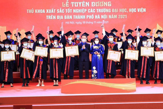 Hà Nội: Tuyên dương thủ khoa xuất sắc các trường đại học, học viện