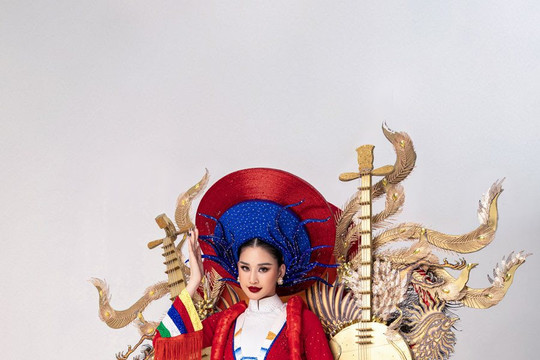 Nguyễn Nga mặc quốc phục 20 kg tại Hoa hậu Du lịch Quốc tế