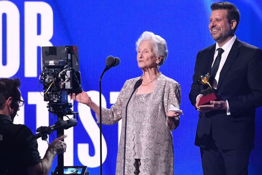 Nữ ca sĩ gốc Cu Ba 95 tuổi đoạt danh hiệu "Nghệ sĩ mới xuất sắc" ở Latin Grammy 2022.