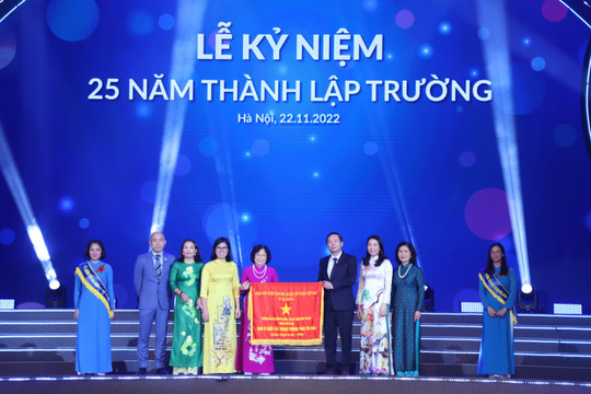 Trường Tiểu học Đoàn Thị Điểm Hà Nội kỷ niệm 25 năm thành lập và đón nhận Cờ thi đua của Chính phủ