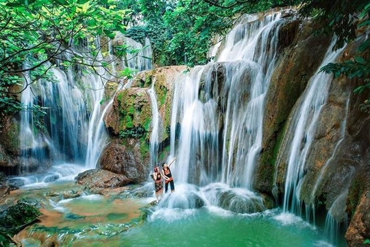 Đi du lịch ngắm thác Gò Lào ở Hoà Bình