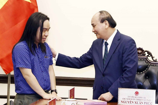 Chủ tịch nước biểu dương nhà văn trẻ Nguyễn Bình