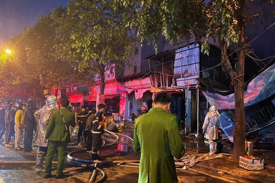 Cháy lớn bao trùm tại dãy nhà tạm kinh doanh trên địa bàn Phú La, Hà Đông