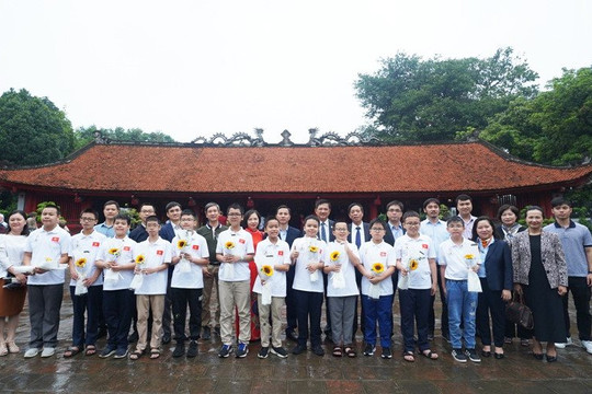 Đoàn học sinh Việt Nam giành 3 Huy chương vàng Olympic toán và khoa học quốc tế