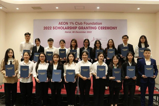 Hà Nội: 60 sinh viên được trao “Học bổng Quỹ Câu lạc bộ AEON 1%”
