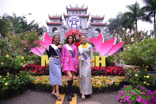 Thí sinh Hoa hậu Du lịch thế giới "Check in" tại Lễ hội hoa Mê Linh
