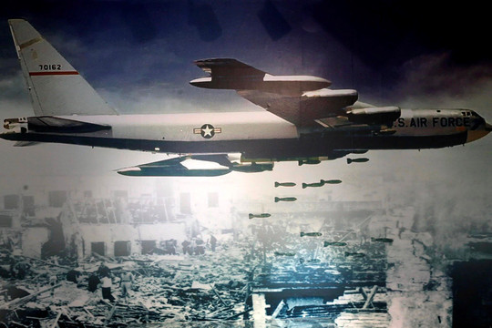 Trưng bày hiện vật của phi công Mỹ lái B-52 bị bắn rơi trên bầu trời Hà Nội