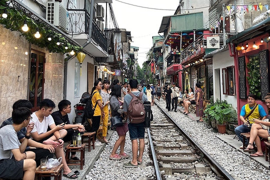 Phố cà phê đường tàu Hà Nội gây tiếc nuối với du khách thế giới