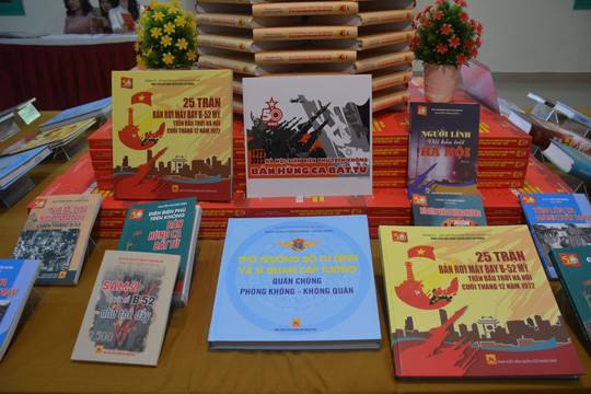 Ra mắt bộ sách kỷ niệm 50 năm Chiến thắng “Hà Nội - Điện Biên Phủ trên không”
