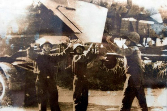 Thời khắc chiếc máy bay B-52 đầu tiên bị bắn rơi trên bầu trời Hà Nội