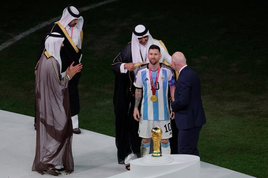 Bí mật chiếc áo Messi mặc khi nhận cúp