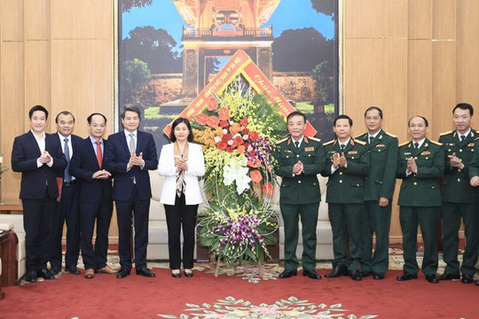 Phó Bí thư Thường trực Thành ủy Nguyễn Thị Tuyến thăm, chúc mừng Bộ Tư lệnh Thủ đô