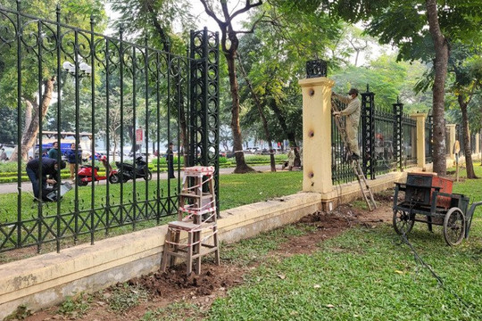 Hà Nội: Bắt đầu hạ thấp hàng rào Công viên Thống Nhất