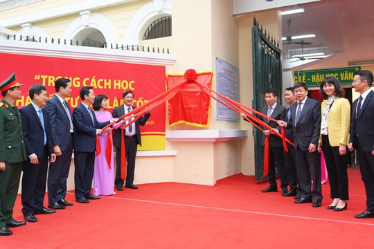 Quận Hoàn Kiếm gắn biển công trình chào mừng 50 năm Chiến thắng ''Hà Nội - Điện Biên Phủ trên không''