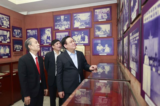 Chủ tịch Quốc hội Vương Đình Huệ đến thăm và chúc Tết gia đình cố Chủ tịch Quốc hội Nguyễn Hữu Thọ