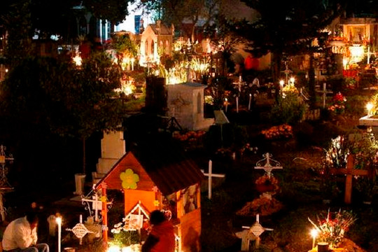 Phong tục đón Tết ở nghĩa trang của người Chile