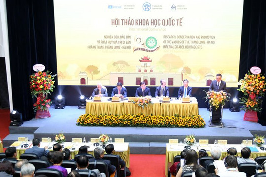 Khen thưởng thành tích Hội thảo khoa học quốc tế “20 năm nghiên cứu, bảo tồn và phát huy giá trị di sản Hoàng thành Thăng Long - Hà Nội”