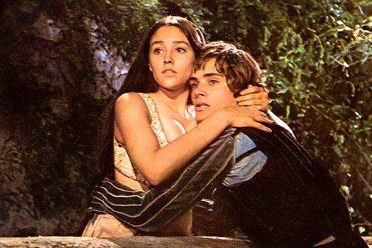 Diễn viên phim "Romeo và Juliet" kiện hãng phim vì lừa diễn viên đóng cảnh nude