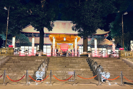 Trải nghiệm tour đêm tại Hoàng thành Thăng Long cho khách quốc tế