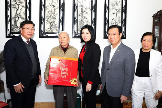 Phó Chủ tịch Thường trực HĐND Thành phố Phùng Thị Hồng Hà tặng quà Tết tại quận Hoàng Mai
