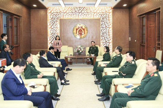 Phó Bí thư Thường trực Thành ủy Nguyễn Thị Tuyến thăm Bệnh viện Trung ương Quân đội 108