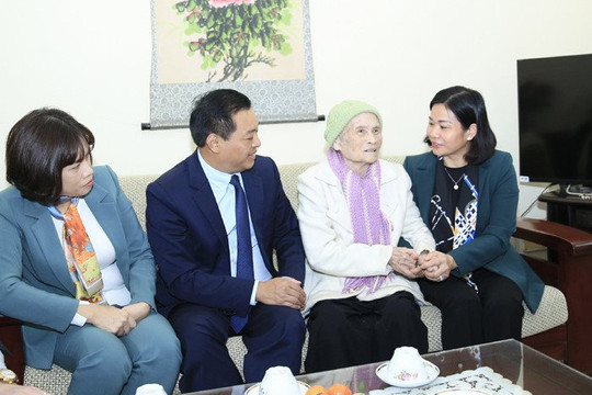 Phó Bí thư Thường trực Thành ủy Nguyễn Thị Tuyến tặng quà Tết gia đình chính sách quận Hai Bà Trưng