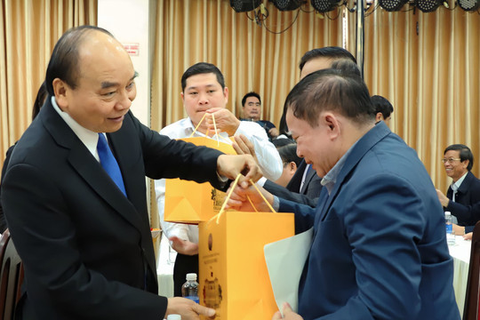 Chủ tịch nước Nguyễn Xuân Phúc gặp mặt nguyên lãnh đạo cấp cao khu vực miền Trung